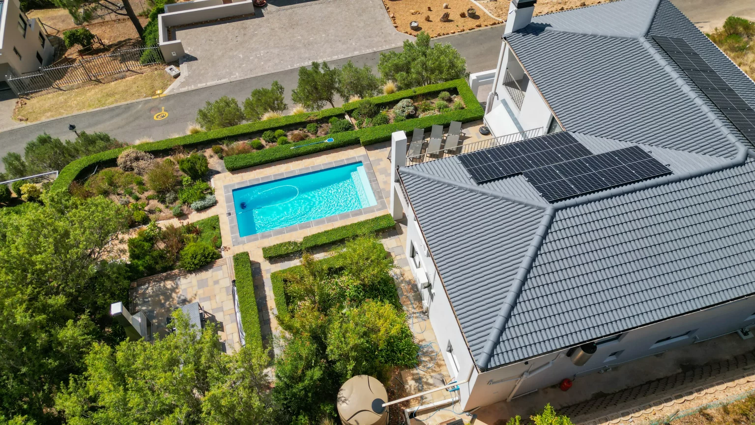 Luftaufnahme einer Immobilie mit Pool und Garten